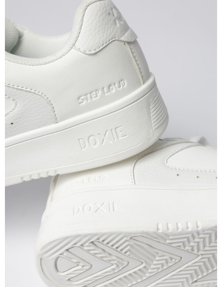 Zapatilla unisex blanca con estructura ligera, ideal para complementar atuendos urbanos sin esfuerzo.