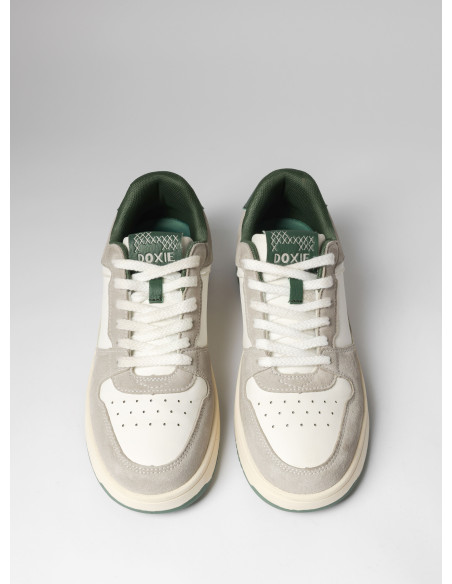 Zapatilla unisex de estilo urbano en verde, ideal para actividades diarias y desplazamientos por la ciudad.