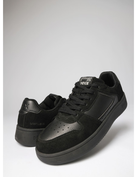 Zapatilla urbana unisex negra de material sintético, ideal para uso diario y resistente al desgaste.