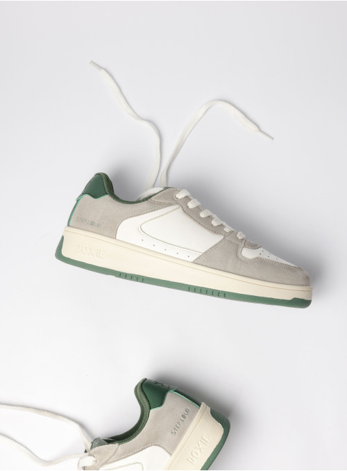 Zapatilla urbana de color verde con detalles en gris, perfecta para un estilo de vida activo.