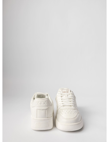 Zapatilla blanca de diseño limpio y equilibrado, adecuada para quienes buscan simplicidad en su calzado.