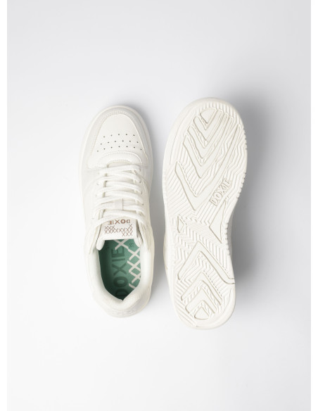 Zapatilla sintética blanca unisex, combina confort y estilo urbano para el uso diario.