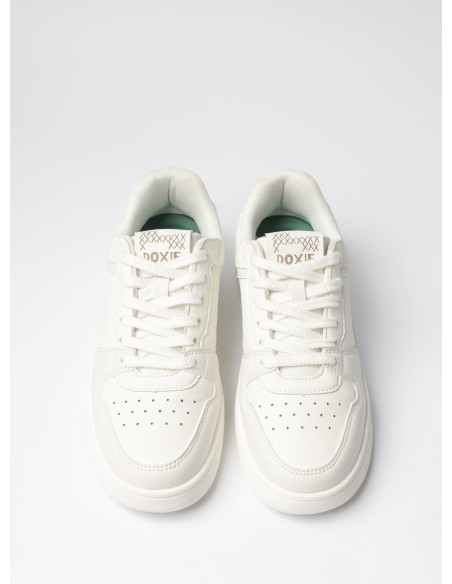 Zapatilla blanca unisex con construcción por capas, perfecta para un look minimalista y fresco.