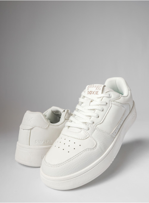 Zapatilla urbana unisex blanca de diseño sintético, ideal para actividades cotidianas y estilo moderno.