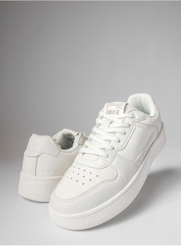 Zapatilla urbana unisex blanca de diseño sintético, ideal para actividades cotidianas y estilo moderno.