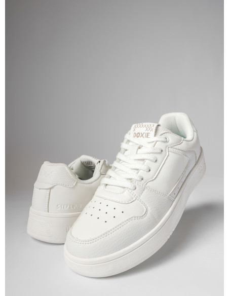 Zapatilla urbana unisex blanca de diseño sintético, ideal para actividades cotidianas y estilo moderno.