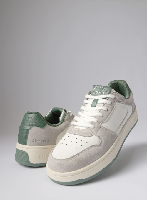 Zapatilla urbana de color verde con detalles en gris, perfecta para un estilo de vida activo.