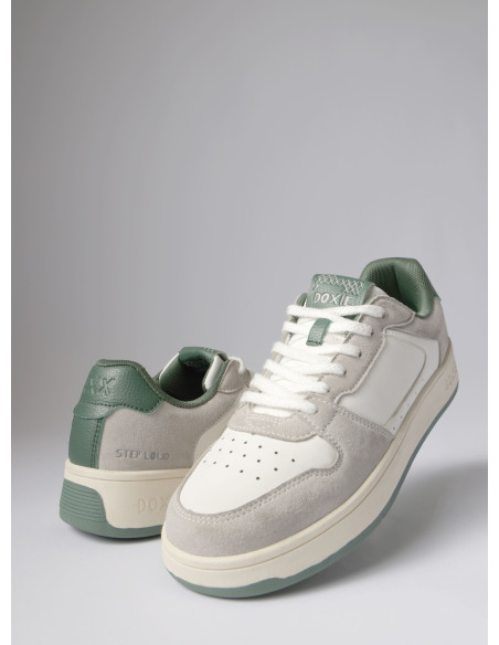 Zapatilla urbana de color verde con detalles en gris, perfecta para un estilo de vida activo.