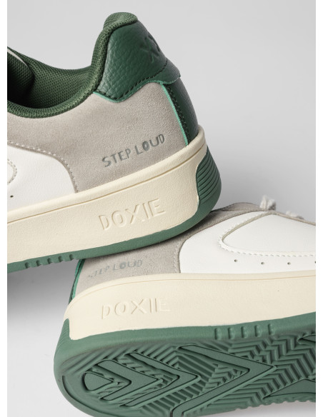 Zapatilla unisex verde orgánico con diseño urbano y material sintético, ideal para el movimiento en la ciudad.