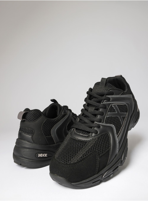 Perspectiva superior de zapatilla negra con material textil, combinando confort y soporte.