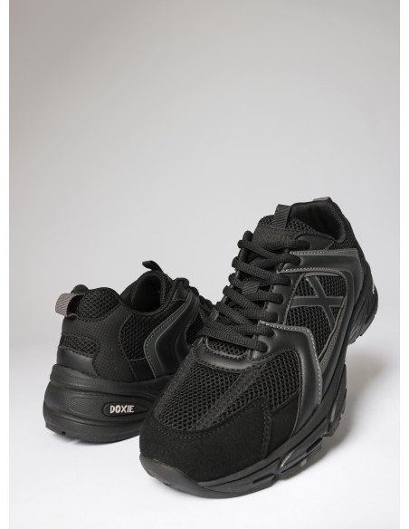 Perspectiva superior de zapatilla negra con material textil, combinando confort y soporte.