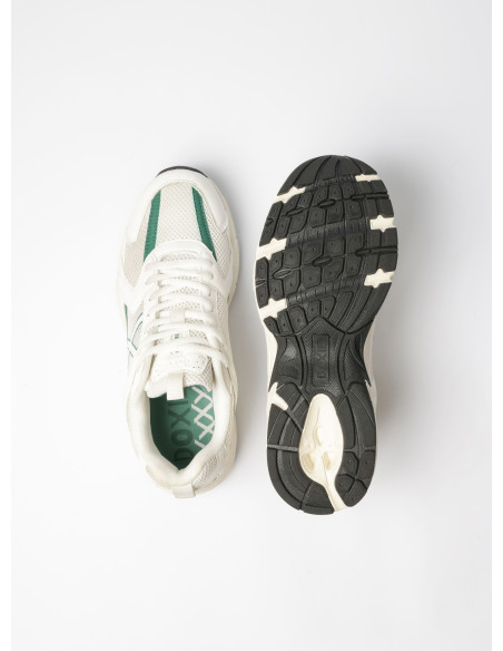 Calzado unisex blanco de cuero y textil, combina confort y estilo para el movimiento diario.