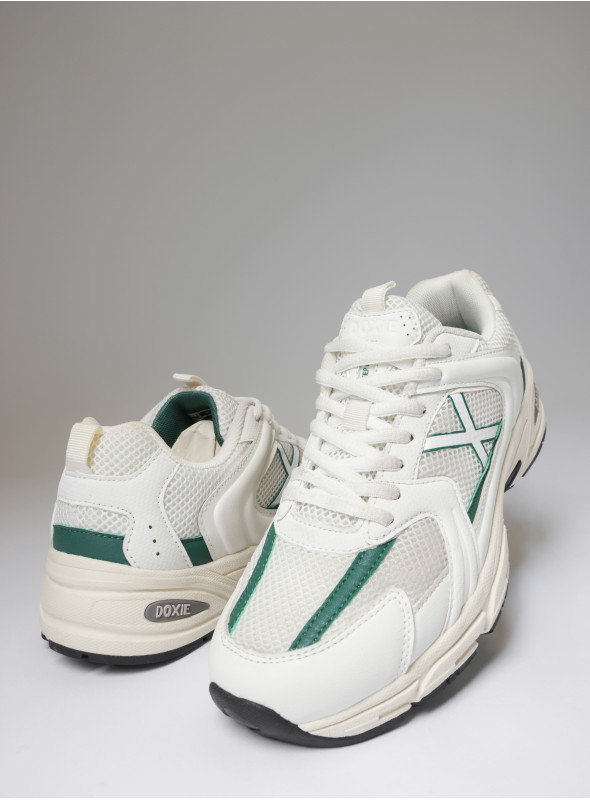 Zapatilla de cuero y textil blanca, diseñada para el dinamismo y la agilidad en la vida cotidiana.