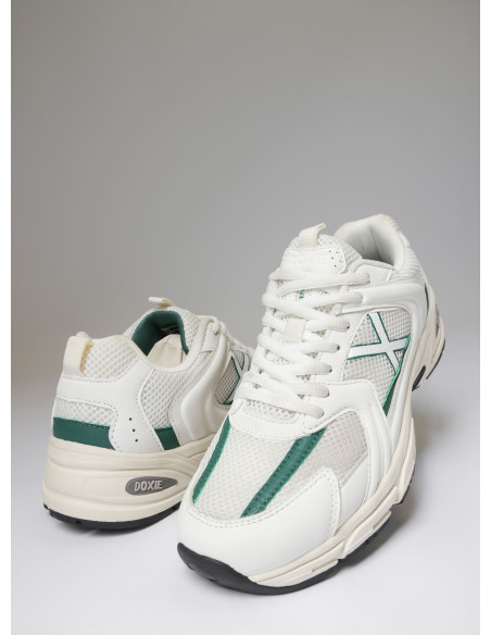 Zapatilla de cuero y textil blanca, diseñada para el dinamismo y la agilidad en la vida cotidiana.