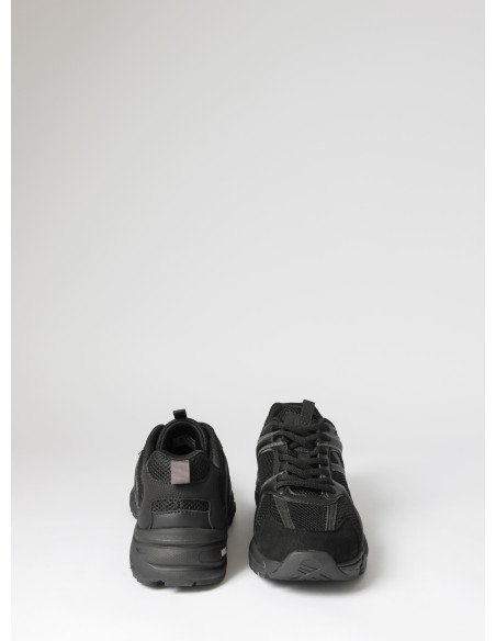 Zapatilla urbana negra unisex de cuero y textil, ideal para actividades diarias y paseos por la ciudad.