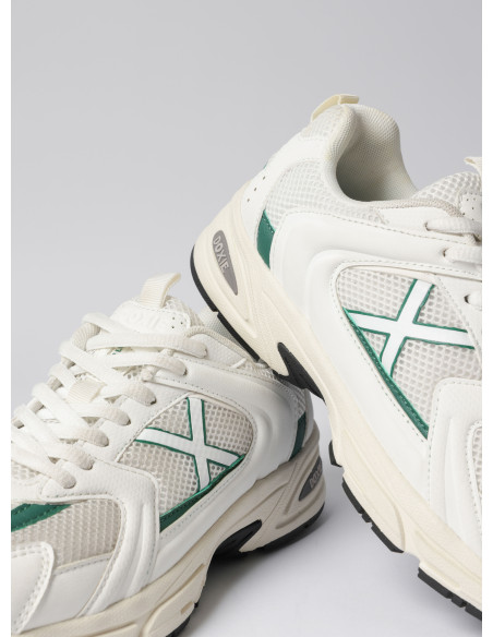 Zapatilla urbana blanca con diseño contemporáneo, perfecta para un día activo en la urbe.