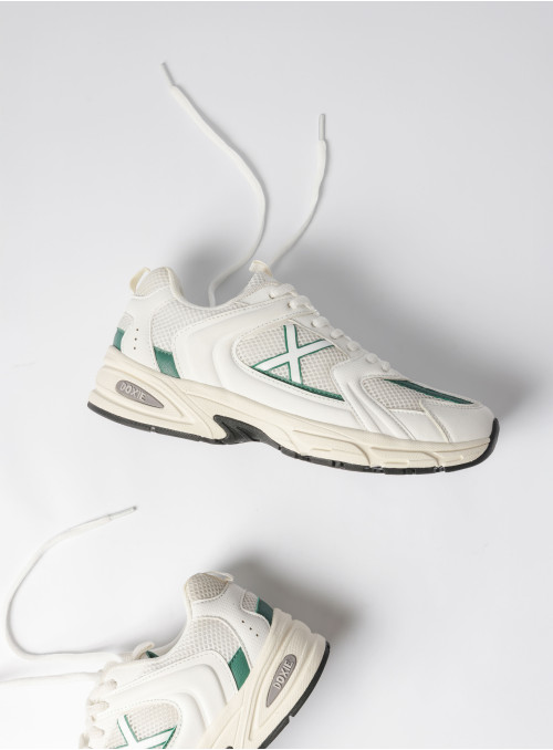 Zapatilla de cuero y textil blanca, diseñada para el dinamismo y la agilidad en la vida cotidiana.