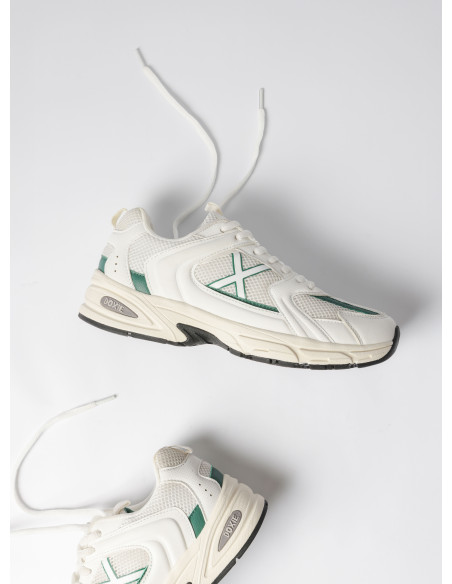 Zapatilla Shibuya blanca, mezcla de materiales que ofrece estabilidad y soporte en entornos urbanos.