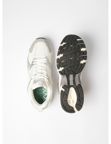 Zapatilla de diseño futurista en plata, ideal para quienes buscan destacar en la cultura urbana.