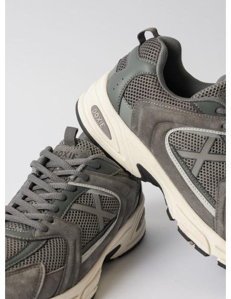 Zapatilla urbana unisex gris de cuero y textil, ideal para actividades en la ciudad.