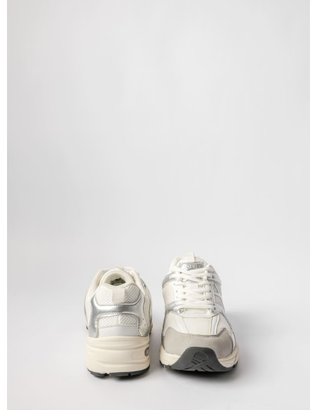 Zapatilla unisex de cuero y textil en color plata, estilo urbano, ideal para actividades creativas y casuales.