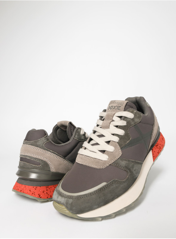 Enfoque en la suela de la zapatilla urbana gris, adecuada para el ritmo diario de la vida urbana.