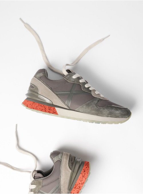 Enfoque en la suela de la zapatilla urbana gris, adecuada para el ritmo diario de la vida urbana.